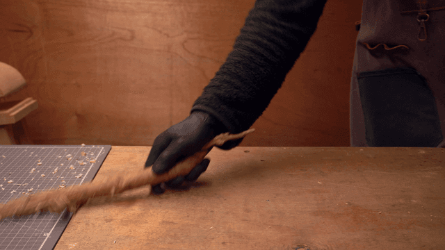 아늑한 작업실에서 톱밥을 정리하는 사람