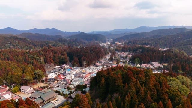 산으로 둘러싸인 아름다운 마을