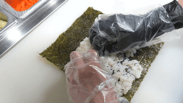 김밥을 김과 밥으로 준비하는 모습