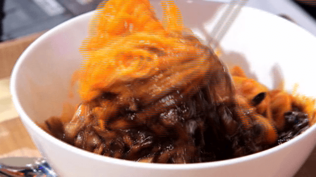 짬짜면을 젓가락으로 비비는 모습