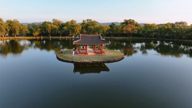 고요한 연못 위의 전통 정자