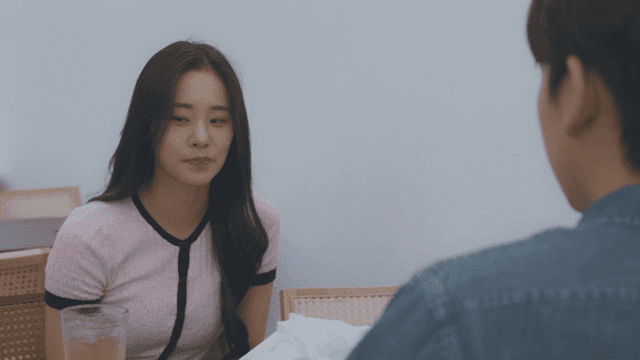 카페에서 남성에게 웃으며 말하는 여성