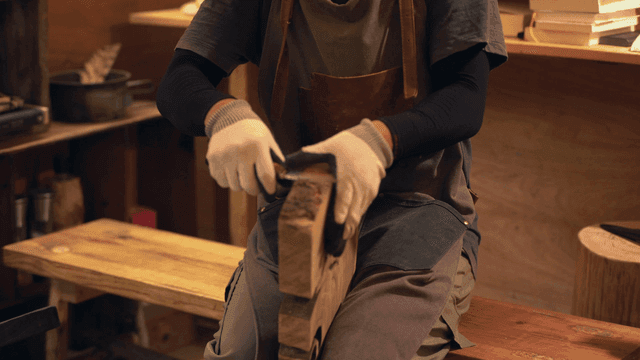 실내에서 나무 작업을 하는 장인