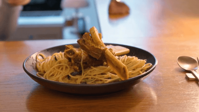 실내에서 갈비 파스타를 서빙하는 사람