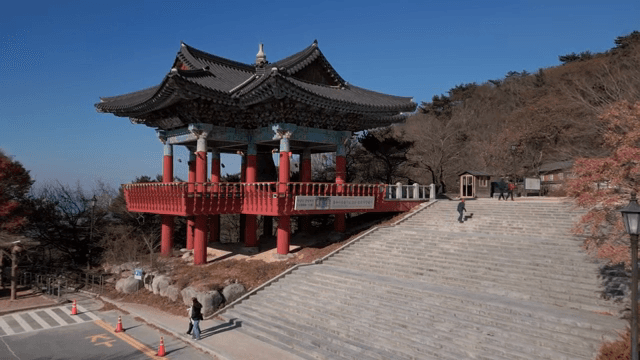 맑은 날의 한국 전통 정자