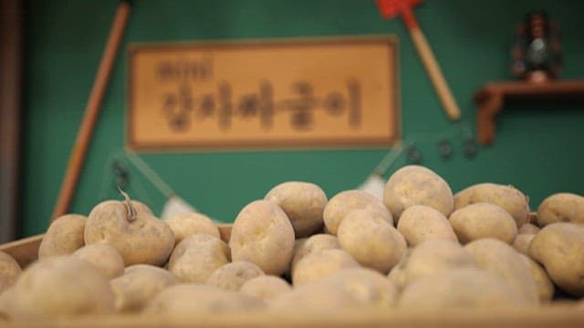 나무 상자에 담긴 신선한 감자