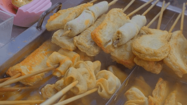 김이 나는 한국 길거리 음식 꼬치