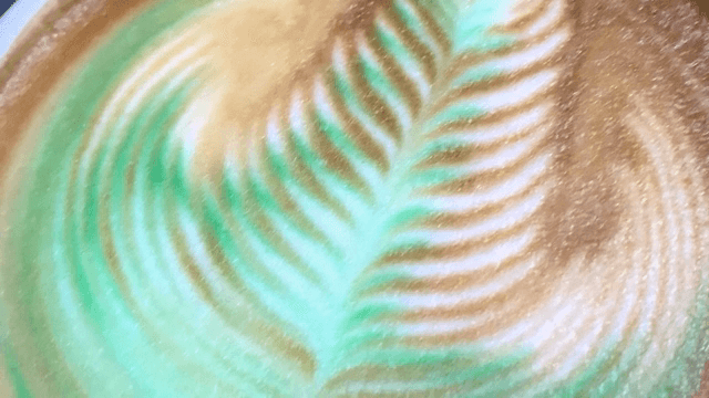 크리미한 커피 위의 정교한 라떼 아트