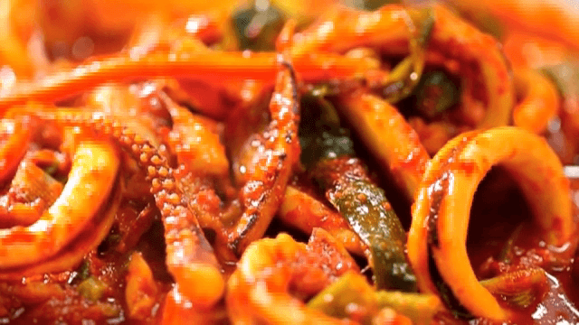 접시에 담긴 매운 오징어 볶음
