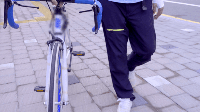 인도에서 자전거를 끌고 가는 사람