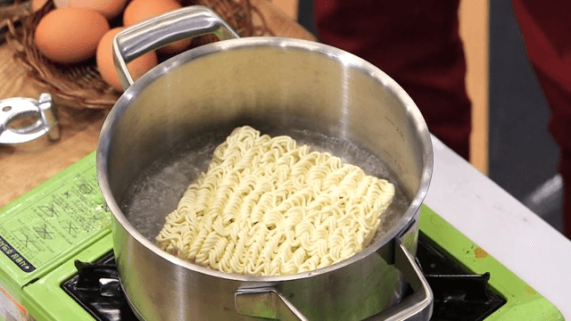 끓는 냄비에 라면을 넣는 모습