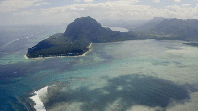 청록색 물결이 있는 아름다운 섬