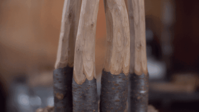 조각된 나무 막대들