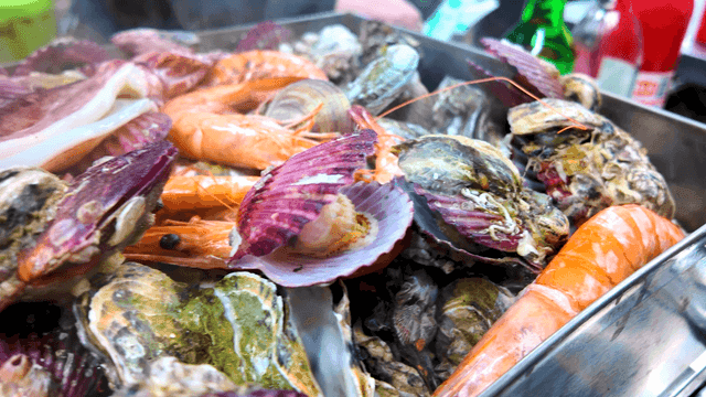 Steamed various fresh seafood on tray