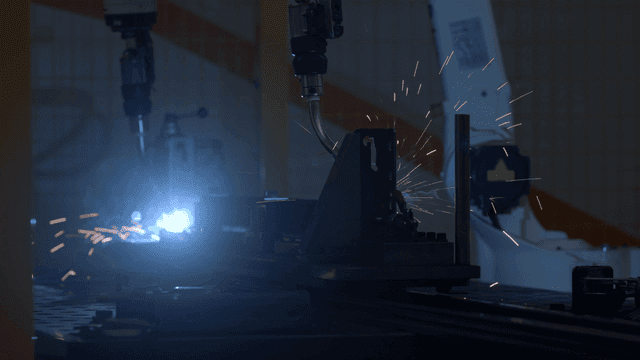 용접기에서 불꽃이 튀는 장면