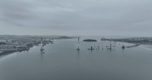 건설 크레인과 도시 풍경이 있는 바다