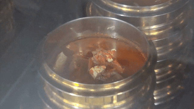 금속 그릇에 준비된 김치찌개