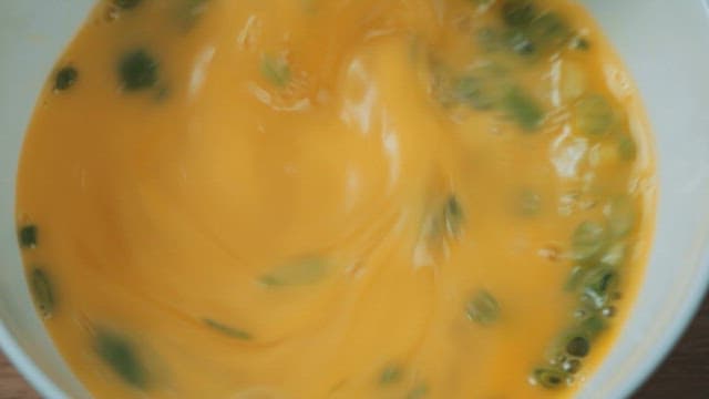 그릇에 계란물과 파를 섞는 모습