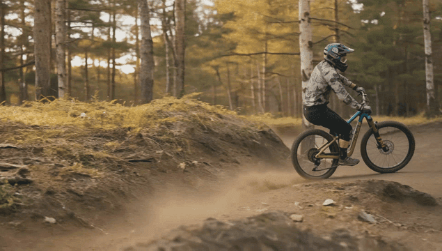 숲길을 달리는 산악 자전거