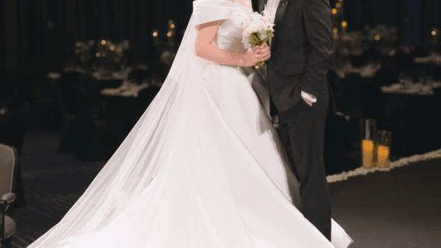 결혼식에서 웨딩 복장을 입은 커플