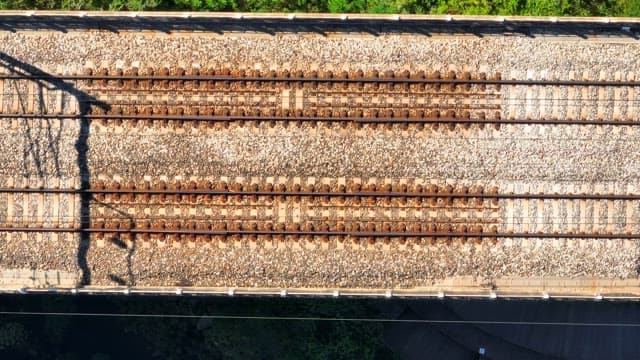 주변 녹지가 있는 철도 선로