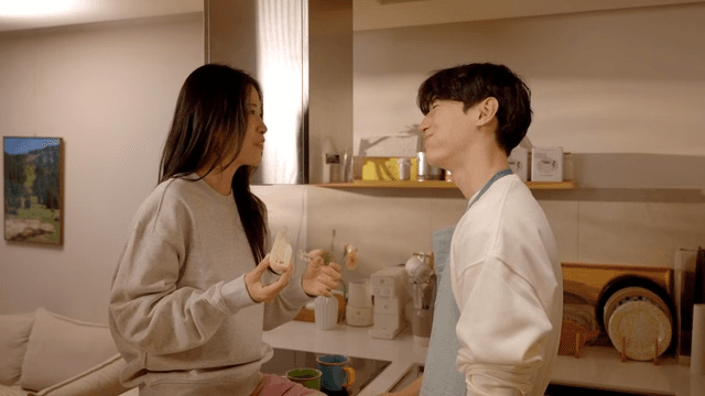 부엌에서 빵과 커피를 마시는 커플