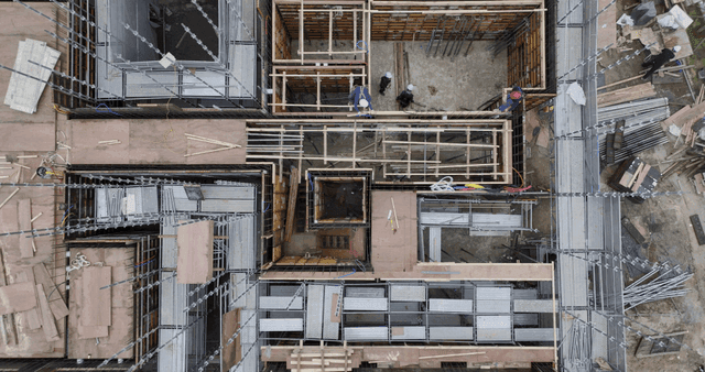 작업자와 자재가 있는 건설 현장