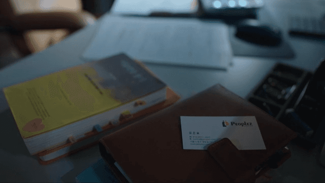 문서와 책이 있는 사무실 책상