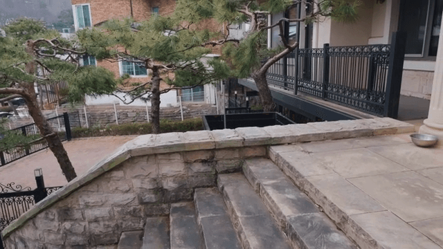 대문으로 이어지는 돌계단