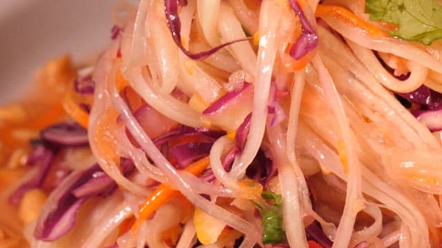 그릇에 담긴 알록달록한 채소 샐러드