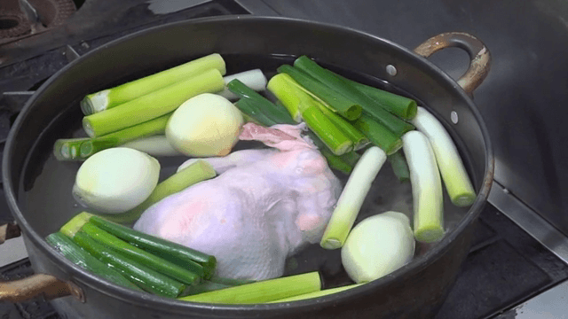 냄비 속 닭고기와 채소