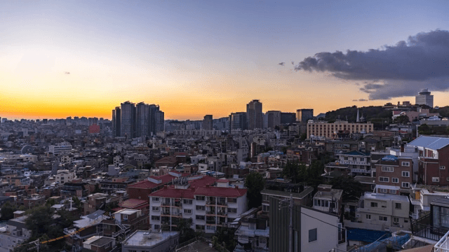 낮에서 밤으로 변하는 도시 전망