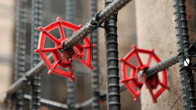 건설 현장에 있는 철근 스페이서