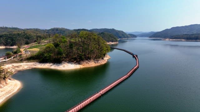 구불구불한 산책로가 있는 호수