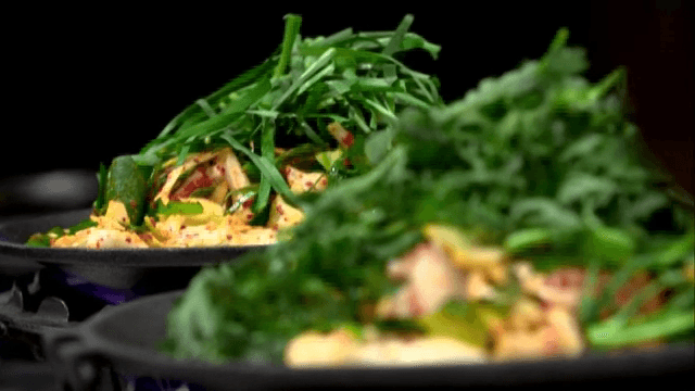 양념된 다양한 채소를 조리하는 모습