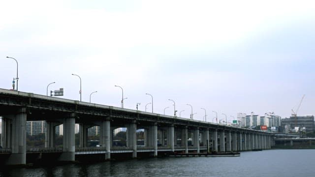 흐린 날 도시 강변 고속도로