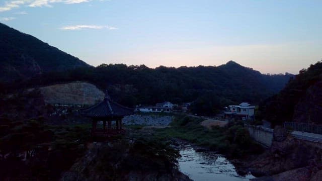 황혼에 어둠이 내려앉은 강변의 풍경