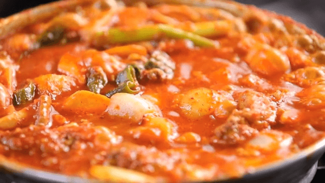 가스레인지에서 끓고 있는 매운갈비찜