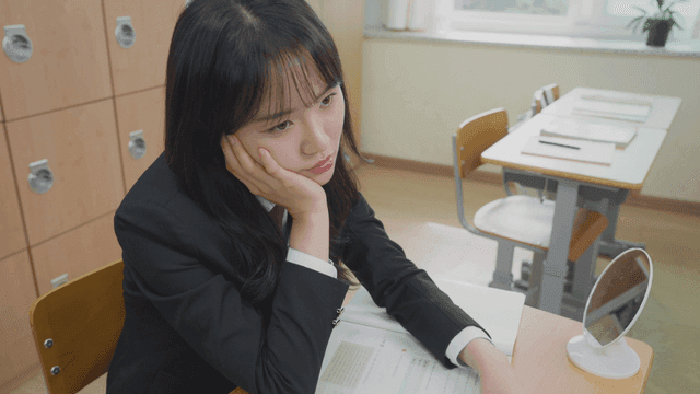 교실에서 생각에 잠긴 학생