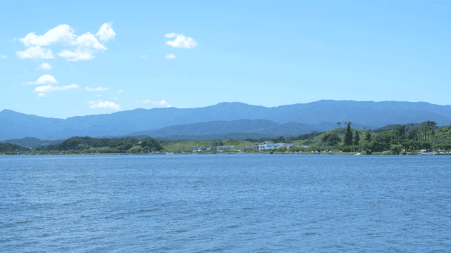 멀리 산이 보이는 고요한 호수