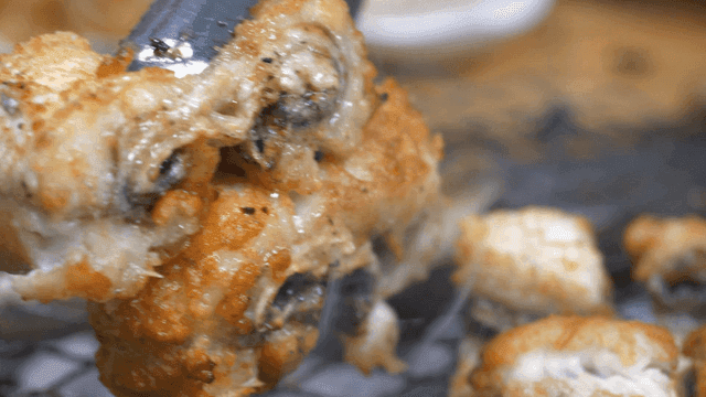 기름이 지글거리는 장어 구이