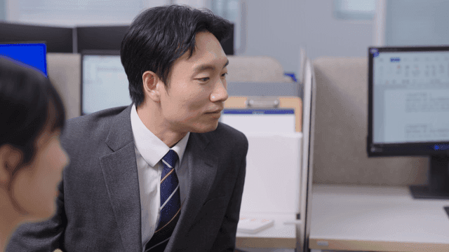 동료들과 회의 중인 사무실
