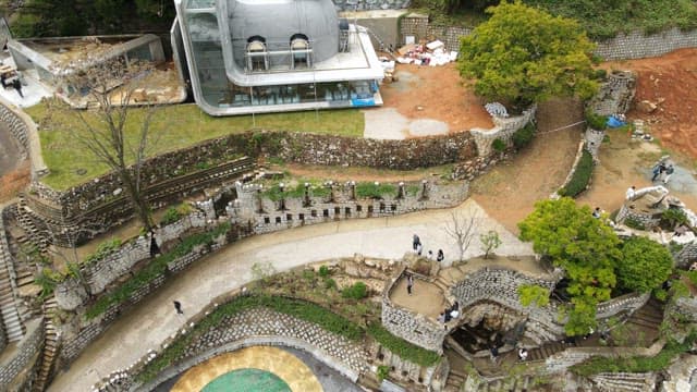 돌길이 있는 현대 건축물