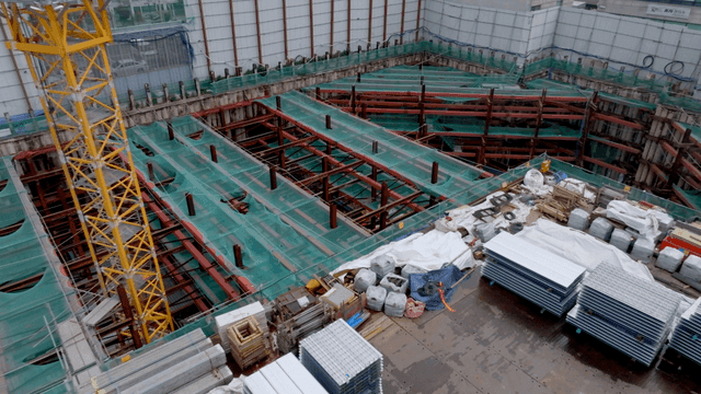 크레인과 자재가 있는 건설 현장