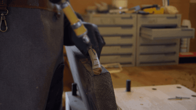 작업장에서 드릴로 목공 작업