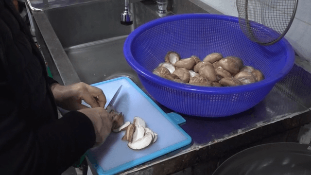 주방에서 버섯을 자르는 모습