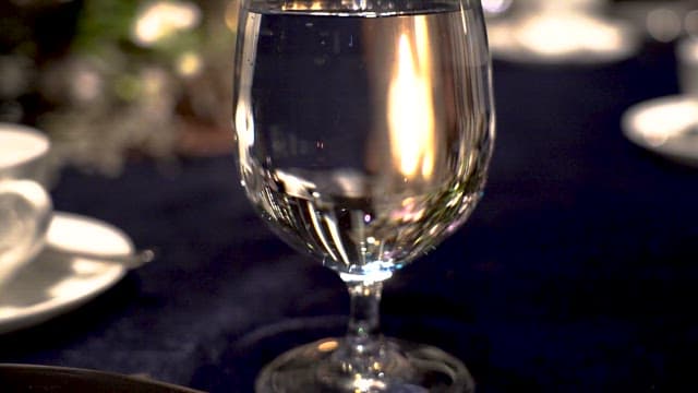 고급스러운 식기류와 촛불이 올려진 우아한 테이블