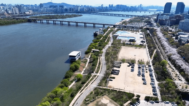 강과 다리가 있는 번화한 도시의 항공 뷰