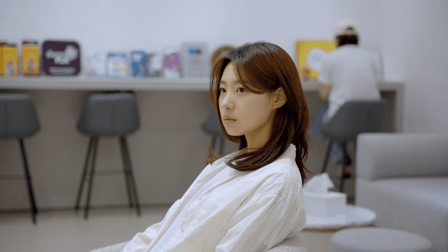 라운지에 앉아 차례를 기다리다가 진료실로 들어가는 여성