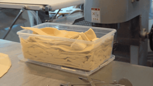 제과점 주방에서 바구니에 담긴 짜투리 반죽들